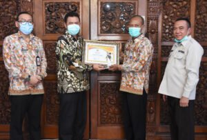 Penerimaan Secara Simbolis Pajak Award kepada 10 Camat oleh Bupati Penerimaan Secara Simbolis Pajak Award kepada 10 Camat oleh Bupati