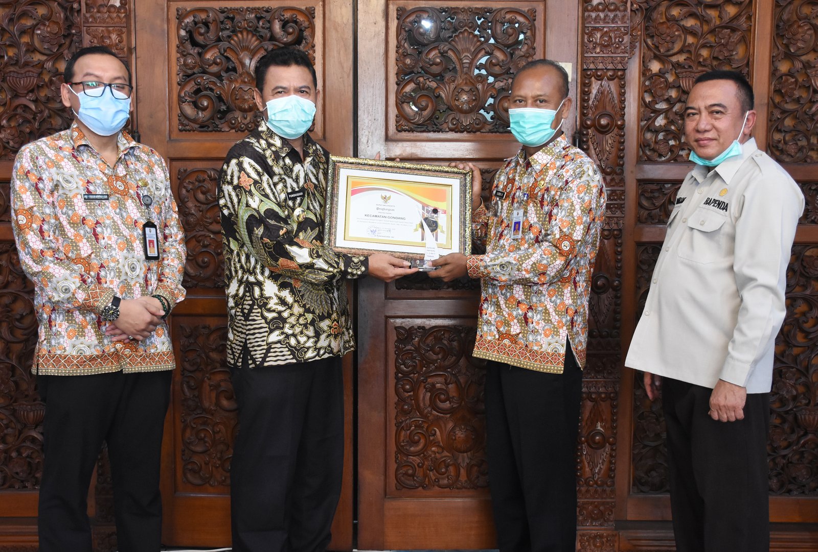 Penerimaan Secara Simbolis Pajak Award kepada 10 Camat oleh Bupati