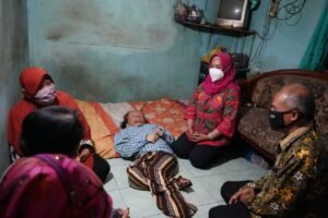 hari disabilitas (3) Peringati Hari Disabilitas, Ning Ita Kunjungi Beri Semangat Warga Disabilitas