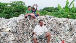Desa di Mojokerto ini Jadi Sorotan Karena Permasalahan Impor Sampah Plastik ilegal Desa di Mojokerto ini Jadi Sorotan Karena Permasalahan Impor Sampah Plastik ilegal