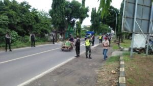 IMGLamongan - Petugas gabungan yang TNI- Polri di Kecamatan Brondong yang terdiri dari anggota Koramil 0812/18 Brondong dan anggota Polsek brondong dengan di bantu anggota sabara polres Lamongan melaksanakan operasi Penegakkan Disiplin (Gakplin) Protokol Kesehatan (Protkes) dalam rangka pencegahan penyebaran virus corona, di depan TPI Brondong. Dalam kegiatan ini, juga dilakukan Rapid Test bagi para pengendara yang tidak menggunakan masker Maupun pengendara dari Luar Lamongan. Selain itu, ratusan masker juga dibagikan kepada warga masyarakat. Danramil 0812/18 Brondong Kapten Inf Ali Mahmud, mengatakan kegiatan seperti ini akan terus dilakukan guna pencegahan penyebaran virus corona dengan menerapkan disiplin 3-M yakni Memakai masker dengan benar saat beraktifitas diluar, Mencuci tangan pakai sabun dengan air mengalir atau hand sanitizer, serta Menjaga jarak berinteraksi di ruang publik dan menjahui kerumunan. Selain itu, pihaknya juga berpesan agar masyarakat khususnya warga Kecamatan Brondong untuk membiasakan Pola Hidup Bersih dan Sehat (PHBS). "Harapannya masyarakat khususnya warga Kecamatan Brondong aman dari covid-19," ujarnya, Sabtu (02/01/2021). Sementara Kapolsek Brondong mengungkapkan bahwa bagi pengguna jalan yang tidak memakai masker langsung dilakukan rapid test di tempat. Jika hasil rapid tes reaktif, maka akan langsung di bawa ke tempat isolasi. Namun, yang hasilnya non reaktif di perbolehkan melanjutkan perjalanan. "Seandainya ada yang reaktif, maka langsung dinaikkan mobil Ambulance dan diantar ke tempat isolasi, Namun dalam kegiatan ini, setelah di rapid test tidak ditemukan pengendara yang reaktif," pungkasnya. (Lin)-20201230-WA0109 Petugas Gabungan TNI Polri Di Lamongan Laksanakan Operasi Gakplin Protkes