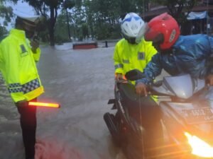 Cegah Terjebak Banjir di Mojokerto, Polisi Alihkan Lalu Lintas Cegah Terjebak Banjir di Mojokerto, Polisi Alihkan Lalu Lintas