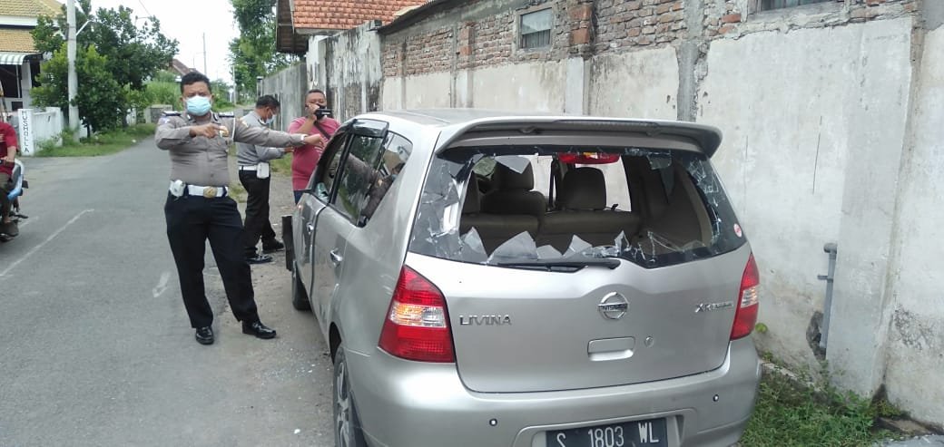 Mobil Ini Diamuk Massa Setelah Lakukan Tabrak Lari