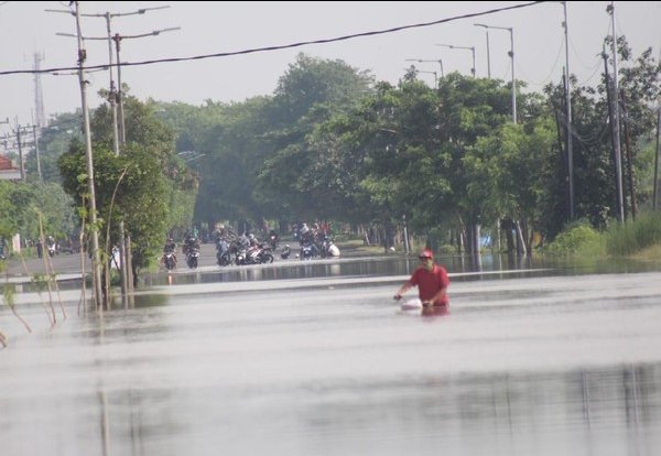 Jalan Raya Porong Banjir Mencapai Satu Meter