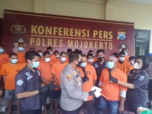 Polres Mojokerto Amankan 49,13 Gram Sabu & 31.675 Pil Double L dengan 25 Tersangka Polres Mojokerto Amankan 49,13 Gram Sabu & 31.675 Pil Double L dengan 25 Tersangka