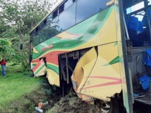Kecelakaan bus Terperosok Keluar Jalur Tol Sidoarjo.