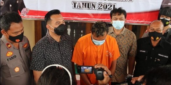 Pria Setubuhi Pacar Sekaligus Ibu Pacar