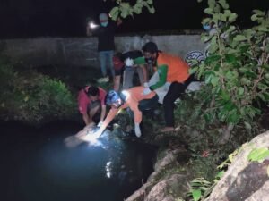 Mayat Wanita Telanjang Mengambang di Sendang Dlanggu Mayat Wanita Telanjang Mengambang di Sendang Dlanggu