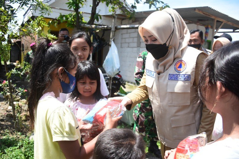 Ikfina Beri Bantuan Warga Mojoanyar Terdampak Hujan dan Angin Puting Beliung