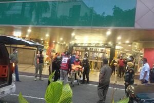 Pria Tewas Terjatuh dari Lantai 2 di Tunjungan Plaza 1 Pria Tewas Terjatuh dari Lantai 2 di Tunjungan Plaza 1