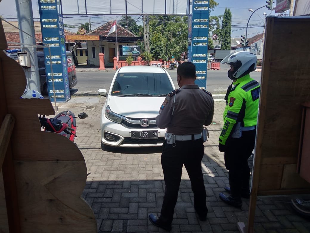 Buntuti Polisi, ternyata Mobil Brio ini Bawa Miras