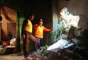 Hujan Deras 3 Jam Berakibat Plengsengan Tebing Pagerwojo Longsor Hujan Deras 3 Jam Berakibat Plengsengan Tebing Pagerwojo Longsor