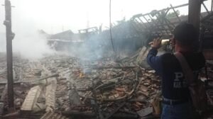 Lapak Pedagang Pasar Campurdarat Terbakar 60%