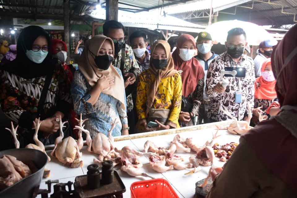 Ikfina Sidak Harga Ayam di Pasar Legi Mojosari