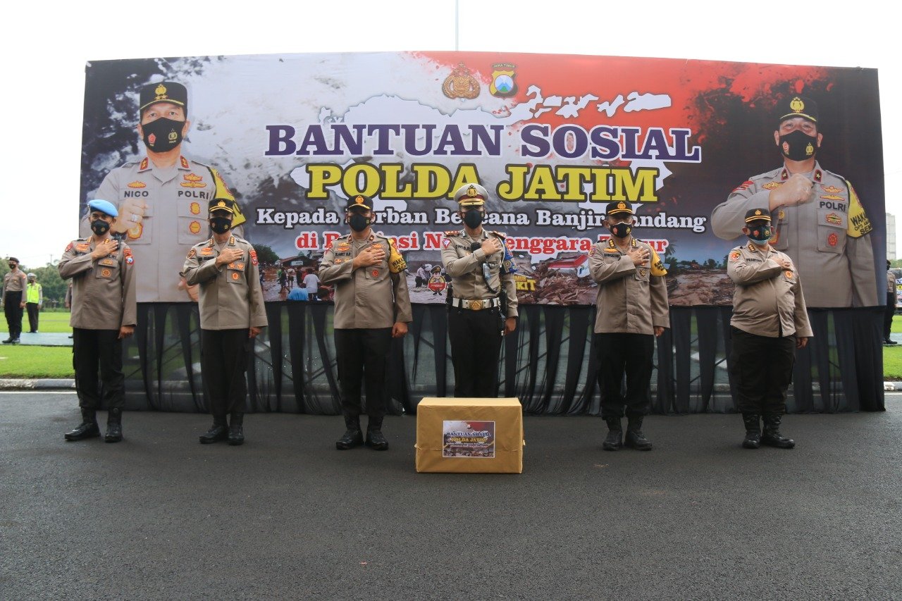 Polda Jatim Berikan Bantuan Sosial Korban Banjir Bandang NTT