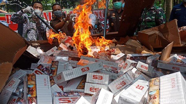 Kejari Jombang Musnahkan Narkoba, Rokok Ilegal, HP dan Uang Palsu