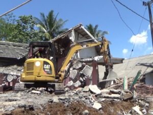 Reruntuhan Rumah Korban di Malang dan Lumajang Mulai Dibersihkan Reruntuhan Rumah Korban di Malang dan Lumajang Mulai Dibersihkan