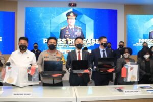 Polda Jatim Bongkar Pembuat dan Pengedar Website Palsu Mencairkan Dana PUA Warga AS Polda Jatim Bongkar Pembuat dan Pengedar Website Palsu Mencairkan Dana PUA Warga AS