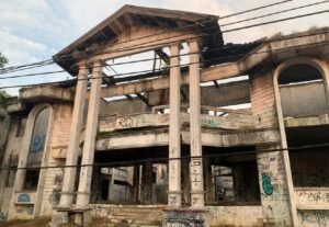 Rumah Hantu Darmo Dilelang, Mau Membelinya? Rumah Hantu Darmo Dilelang, Mau Membelinya?