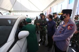 Panglima TNI dan Kapolri Tinjau Vaksinasi Drive Thru di Bali Panglima TNI dan Kapolri Tinjau Vaksinasi Drive Thru di Bali