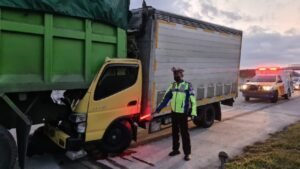Truk Boks VS Tronton di Tol Ngawi, Satu Orang Tewas