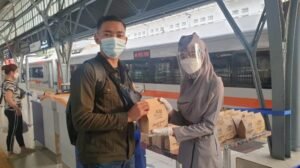 KAI Bagikan 24.000 Paket Takjil di 15 Stasiun, Simak Nama-nama Stasiunnya
