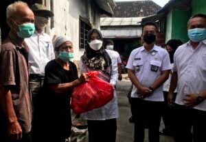 Ikfina Santuni Korban Kebakaran Dapur Warga Mojoanyar