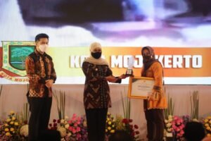 Ning Ita Terima Penghargaan Terbaik Pembangunan Daerah Ning Ita Terima Penghargaan Terbaik Pembangunan Daerah