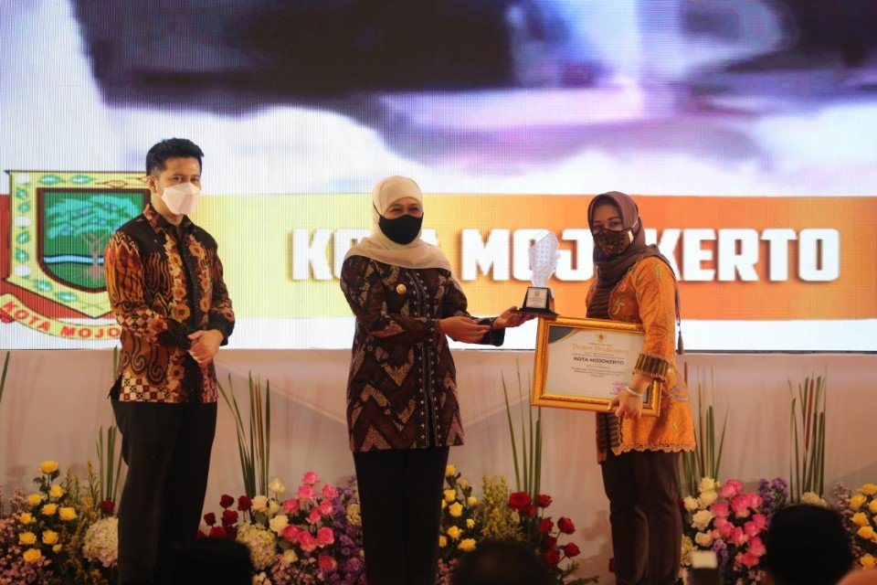 Ning Ita Terima Penghargaan Terbaik Pembangunan Daerah