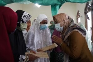Ning Ita Salurkan Bantuan Hibah Tempat Ibadah, Bansos Lansia dan JKK-JKM