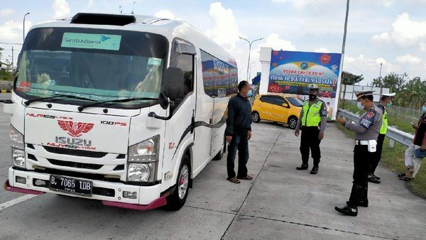 Minibus Diamankan di Exit Tol Ngawi, 17 Pemudik Dikarantina