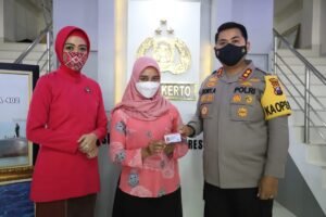 Istri Awak KRI Nanggala Dapat SIM Gratis di Mojokerto