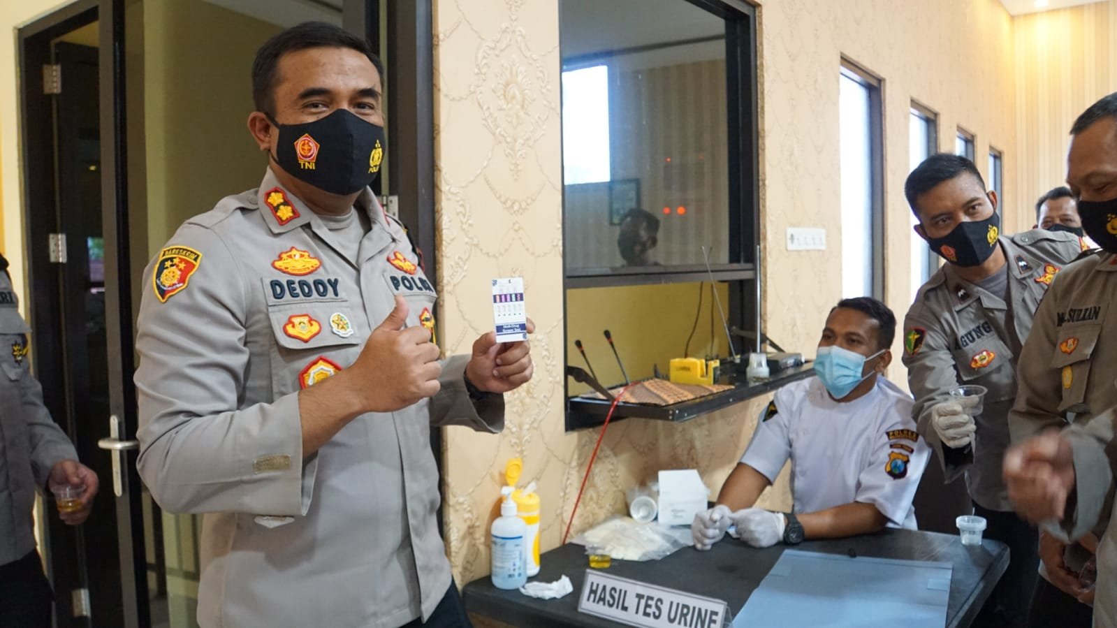 Kapolresta Mojokerto Tes Urine dan Deklarasikan Komitmen Anti Narkoba