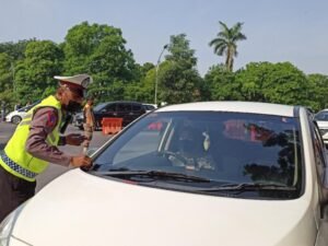 Ratusan Kendaraan Gagal Masuk Surabaya, Kenapa?