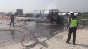 Truk Hangus Terbakar Beserta Muatannya di Tol Mojokerto Jombang