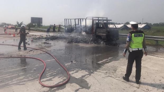 Truk Hangus Terbakar Beserta Muatannya di Tol Mojokerto Jombang