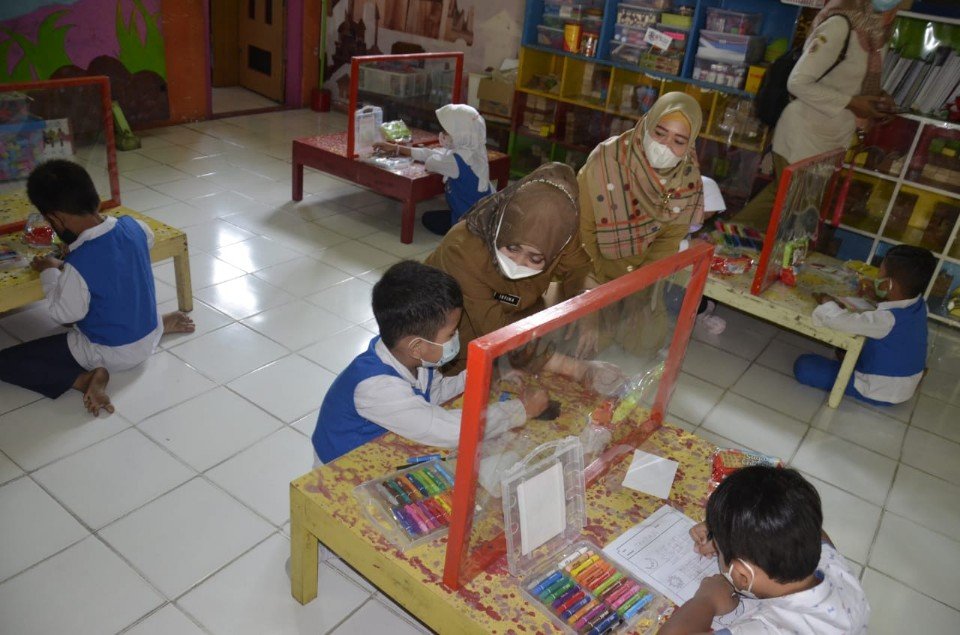 Penerapan Prokes Berjalan Ketat, Ikfina Tinjau Hari Pertama PTM