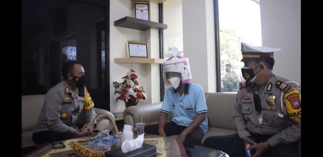 Pengendara Motor yang Menggunakan Helem Megic Com Dibina Kapolres Pasuruan Kota