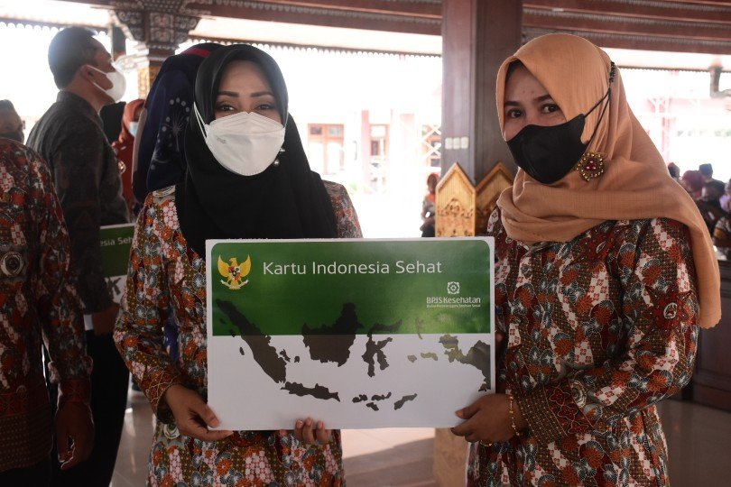 Bupati Ikfina Serahkan JKN-KIS untuk Perangkat Desa