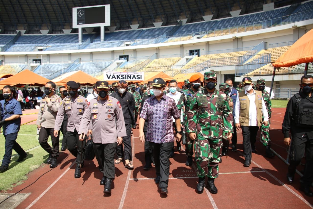Tinjau Vaksinasi di Bandung, Panglima dan Kapolri Berharap Program Vaksinasi Tercapai