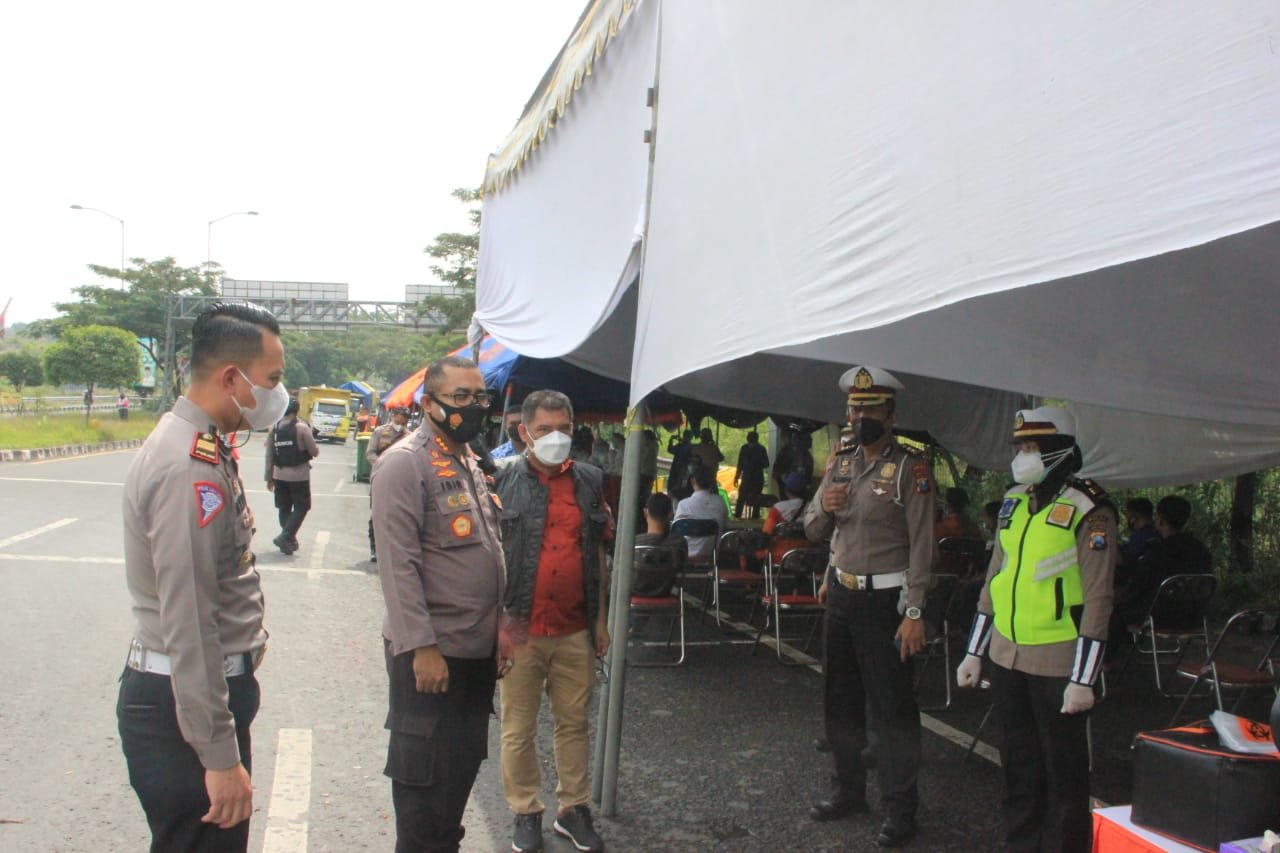 Kapolrestabes Surabaya Pantau Penyekatan Di Dua Sisi Suramadu
