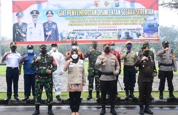 Bupati & Kapolres Mojokerto Laksanalan Penyemprotan Cegah Covid-19