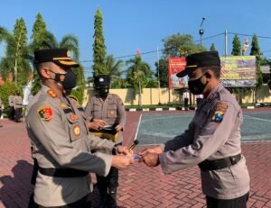 Kapolres Probolinggo Bekali Anggotanya Buku Pedoman Kontijensi Klaster Covid-19