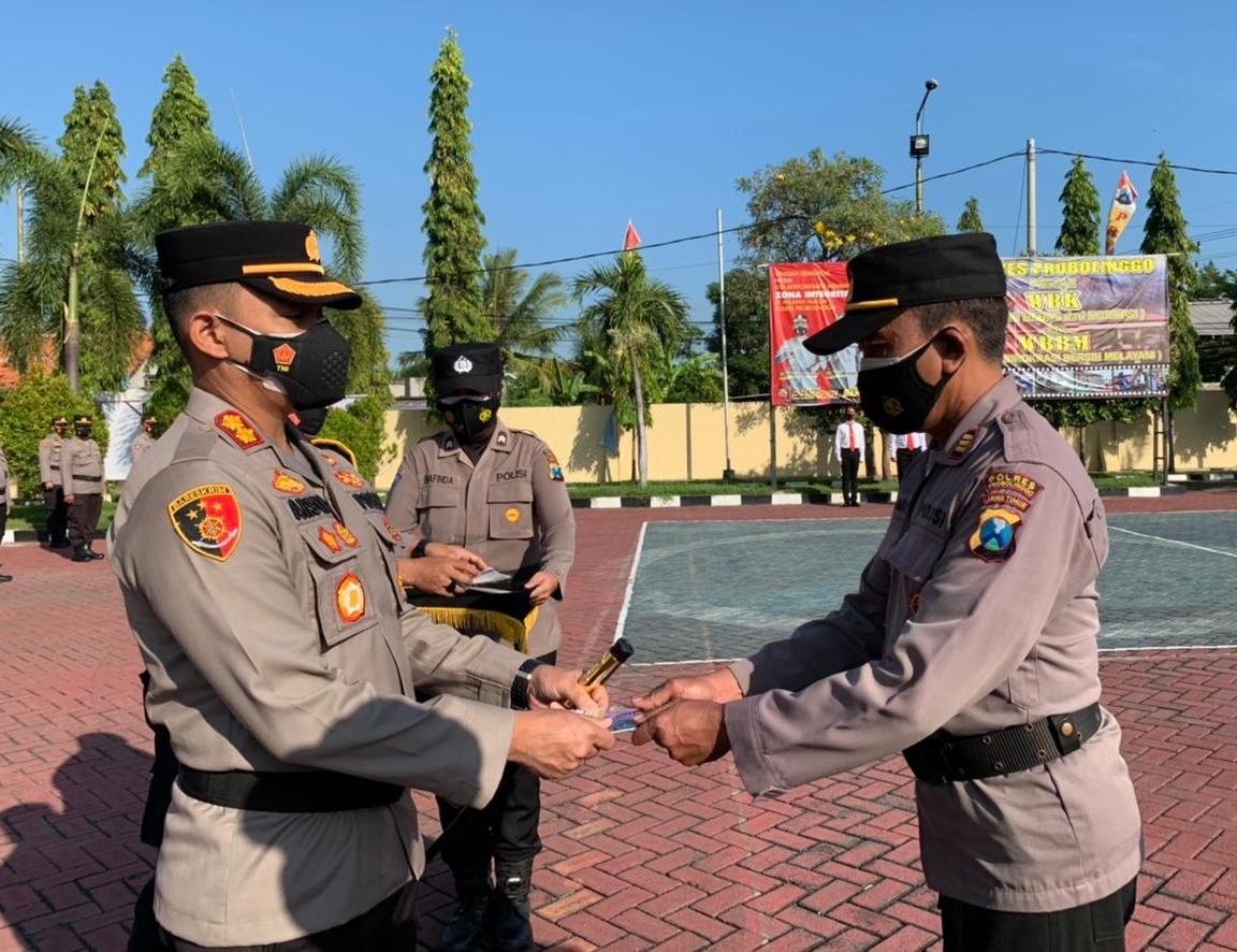 Kapolres Probolinggo Bekali Anggotanya Buku Pedoman Kontijensi Klaster Covid-19