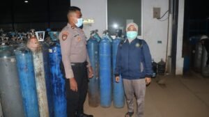 Polisi Bantu Distribusi Oksigen ke Rumah Sakit di Kabupaten Gresik