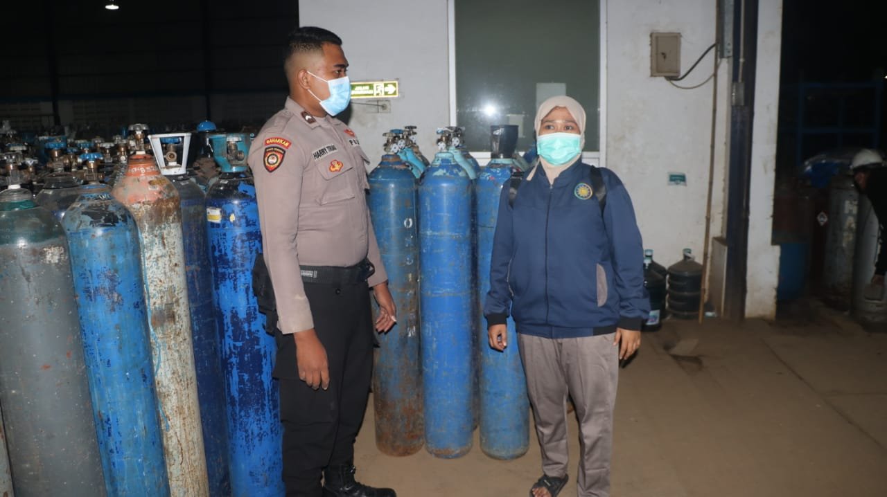 Polisi Bantu Distribusi Oksigen ke Rumah Sakit di Kabupaten Gresik
