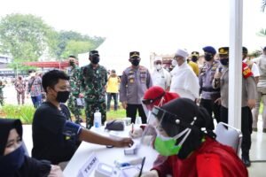 TNI-Polri Gelar Vaksinasi Massal Bareng Rabithah Alawiyah di Cibis Park