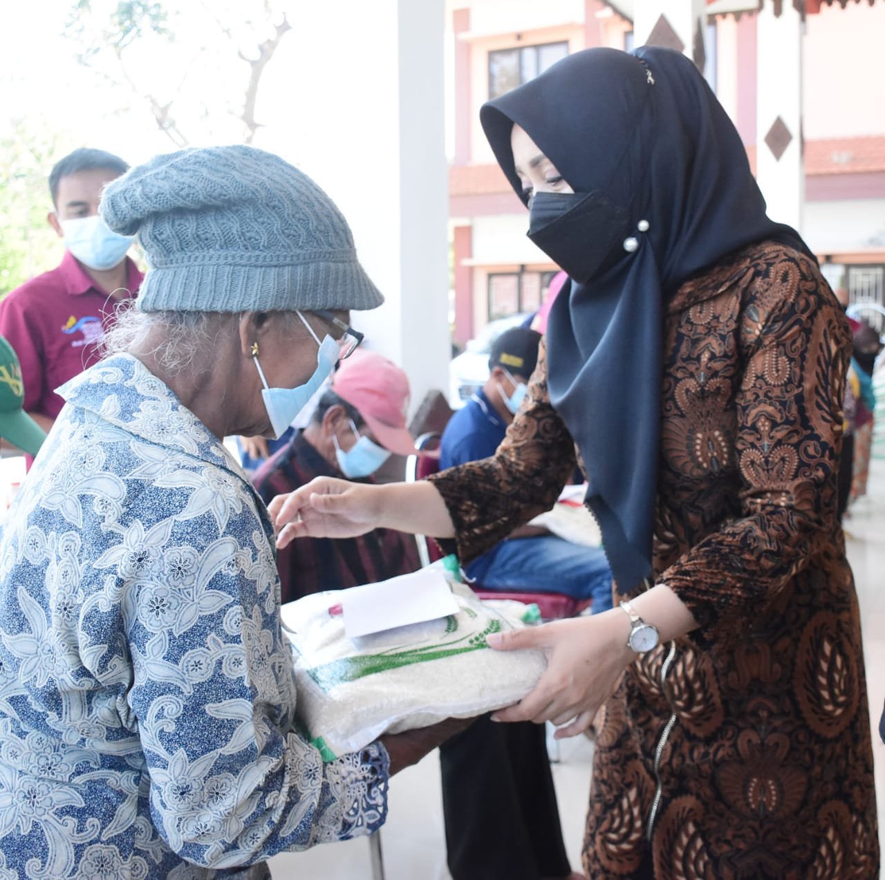 Ikfina Mantau Bansos Beras Bagi 3.000 Warga Terdampak PPKM