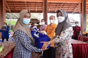 Potong Kerumunan, Bupati Ikfina Layani Bansos Drive Thru