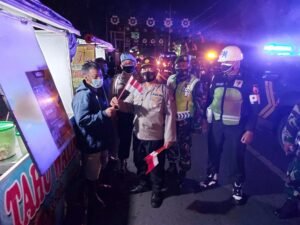 Kibarkan Bendera Merah Putih Sebagai Simbol Optimisme Lawan Covid-19